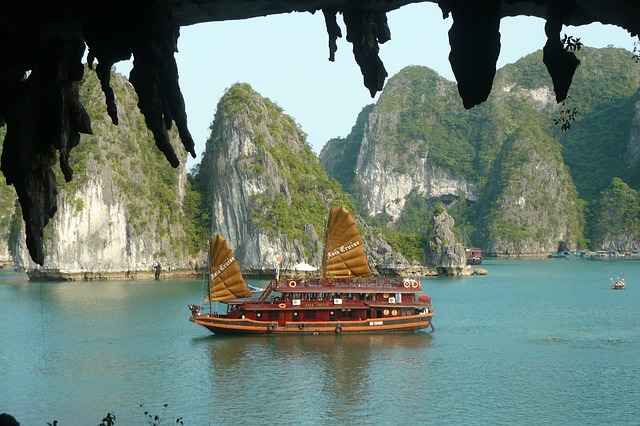 Recorre la bahía de halong